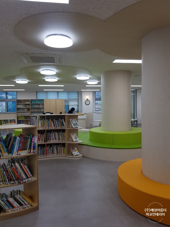 산마루초등학교 도서실